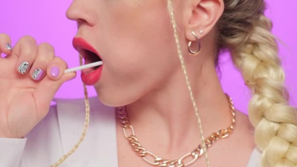 Glamour Bela Jovem Modelo Com Lábios Vermelhos Comer Suores Pop — Vídeo de Stock