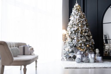 Beyaz yazılar için yeri olan güzel bir Noel ağacı.
