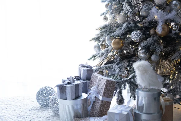 Красивая Новогодняя Елка Рождественскими Подарками Бесплатное Белое Пространство Теста — стоковое фото