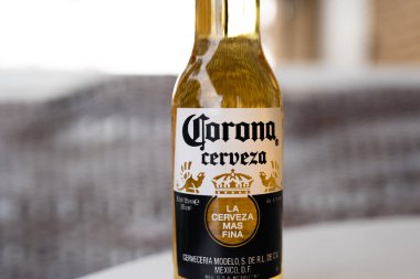 Tarragona, İspanya - 29 Eylül 2022: Beyaz arka planda Cap bira Corona.