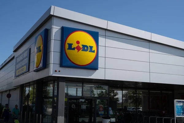 Tarragona, İspanya - Ekim 04, 2022: Lidl, Almanya 'nın küresel indirimli süpermarket zinciri..
