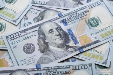 Dolar banknotlarının dokusu. Yüz dolar. Yakın çekim, makro.