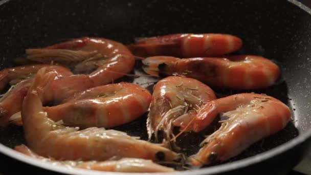 Tavada Kabuklu Büyük Karides Pişirmek Yakın Plan — Stok video