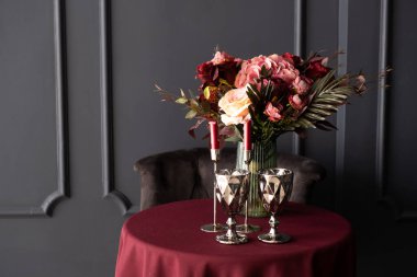 İki kişilik romantik bir akşam yemeği için çiçekli bir masa..