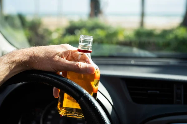 Motorista Dirigindo Carro Com Uma Garrafa Álcool Suas Mãos Close — Fotografia de Stock