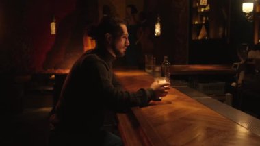 Bir gece barında genç bir adamın portresi. Bir adam kokteyl içer ve barmenle iletişim kurar..