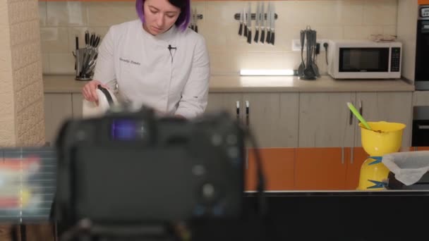 Das Mädchen Die Köchin Nimmt Ein Video Von Kochrezepten Auf — Stockvideo