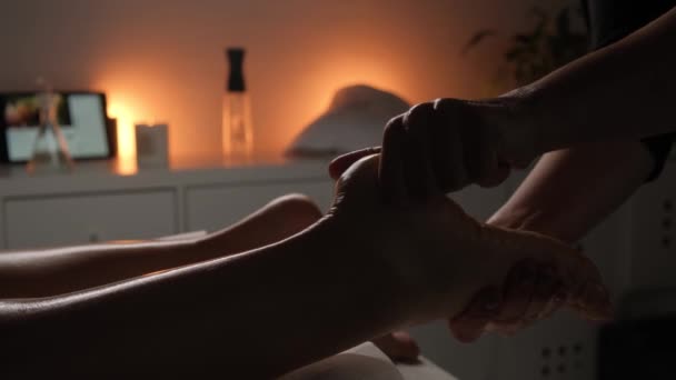 Profesionální Masáž Chodidel Tmavém Pokoji Při Svíčkách Masáž Ženských Podpatků — Stock video