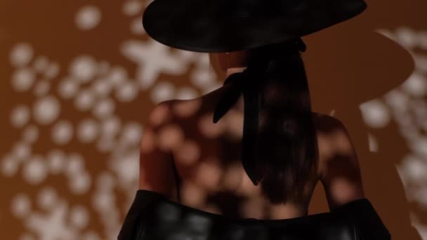 Retrato Moda Una Chica Estudio Con Sombrero Negro Con Decoraciones — Vídeo de stock