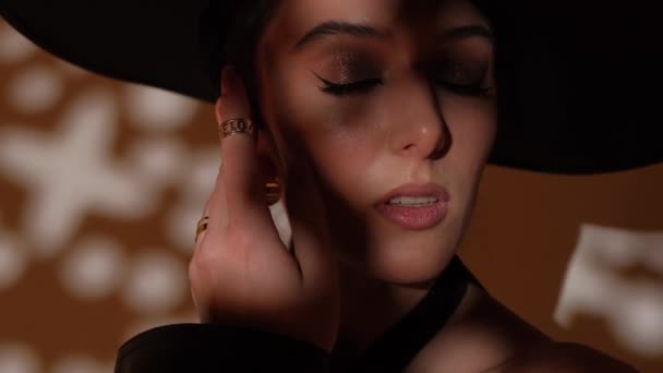 Fashion Portrait Girl Studio Black Hat Golden Decorations Jewelry — Video