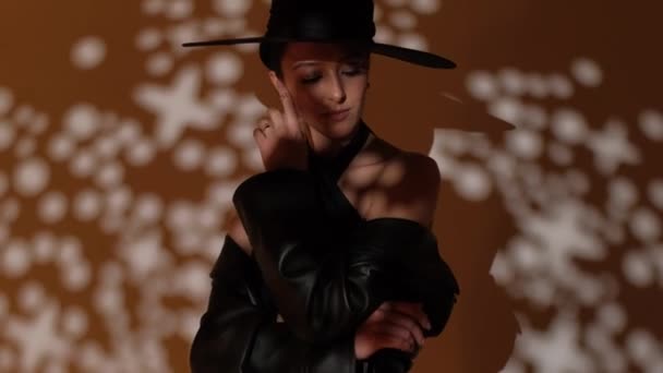 Fashion Portrait Girl Studio Black Hat Golden Decorations Jewelry — стоковое видео
