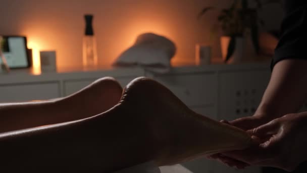 Profesionální Masáž Chodidel Tmavém Pokoji Při Svíčkách Masáž Ženských Podpatků — Stock video