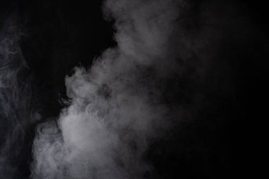 Siyah arkaplanda beyaz duman bulutu