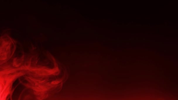 暗い背景に赤い煙 スローモーション — ストック動画
