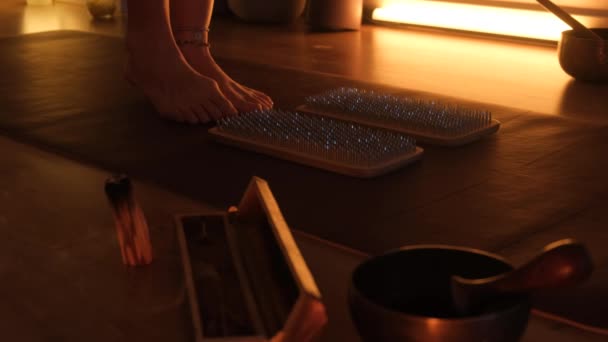 Womens Feet Stepping Sharp Nails Meditation Sadhu Wooden Board Yoga — Αρχείο Βίντεο