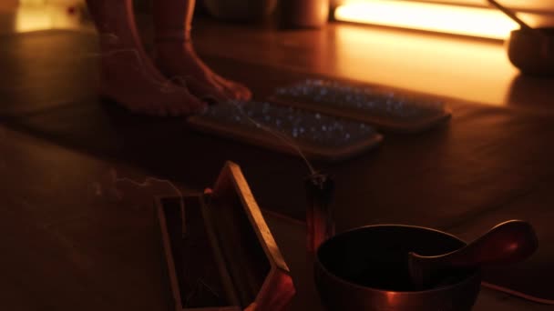 Womens Feet Stepping Sharp Nails Meditation Sadhu Wooden Board Yoga — Αρχείο Βίντεο