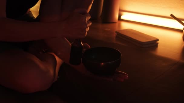 一个藏人的碗在一个女孩的手上 在黑暗的背景与烟雾从香气棒 练习瑜伽和放松 — 图库视频影像