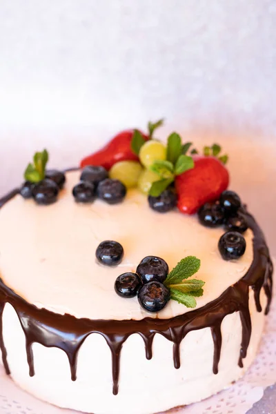 Tårta Dekorerad Med Frukt Och Choklad Toppen — Stockfoto