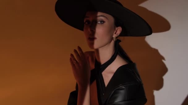 Πορτραίτο Μόδας Ενός Κοριτσιού Στο Στούντιο Μαύρο Καπέλο Χρυσή Διακόσμηση — Αρχείο Βίντεο