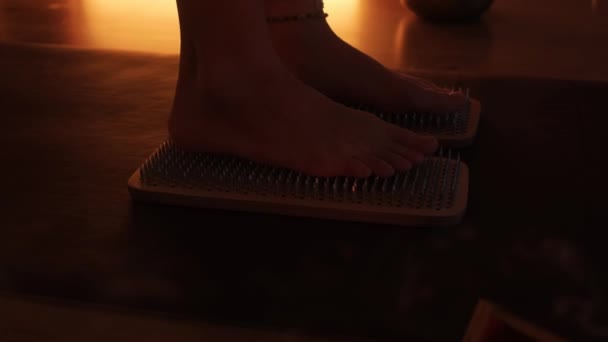 Женские Ноги Наступающие Острые Ногти Медитации Деревянная Доска Садху Йога — стоковое видео