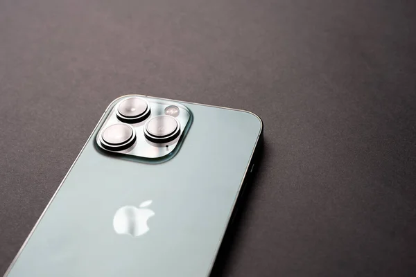 Tarragona, İspanya - 13 Mart 2022: Yeni Apple iPhone 13 Pro 'nun arka bölümü, üç lense odaklı.