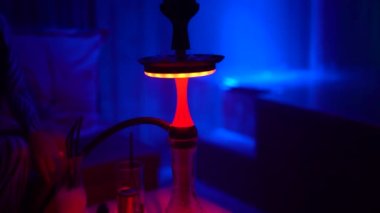 Karanlık bir odada, bir gece kulübünde nargile..