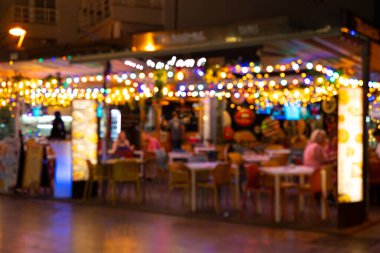 Gece lambalı bir kafenin bulanık fotoğrafı..