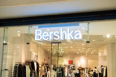Tarragona, İspanya - 08 Şubat 2023: Alışveriş merkezindeki Bershka moda mağazası.