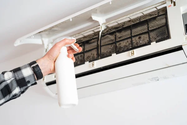 Een Mensenhand Spuit Een Reinigingsvloeistof Beschimmelde Filters Van Een Airconditioner — Stockfoto