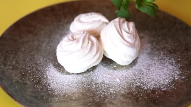 Νόστιμο Λευκό Marshmallow Ένα Πιάτο Ζάχαρη Άχνη Είναι Διακοσμημένο Λουλούδια — Αρχείο Βίντεο