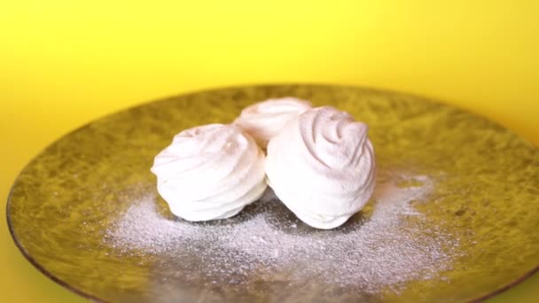 Köstlicher Weißer Eibisch Auf Einem Teller Mit Puderzucker Ist Mit — Stockvideo