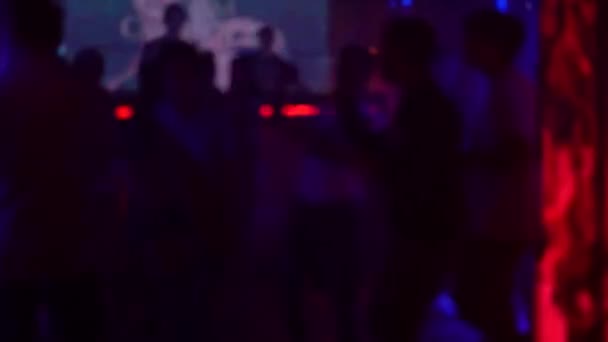 Die Menschen Tanzen Einem Nachtclub Licht Blauer Scheinwerfer Unscharfes Video — Stockvideo