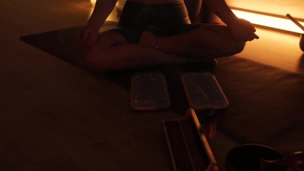 Kvinnors Fötter Trampar Vassa Naglar För Meditation Sadhu Träskiva Yogautövande — Stockvideo
