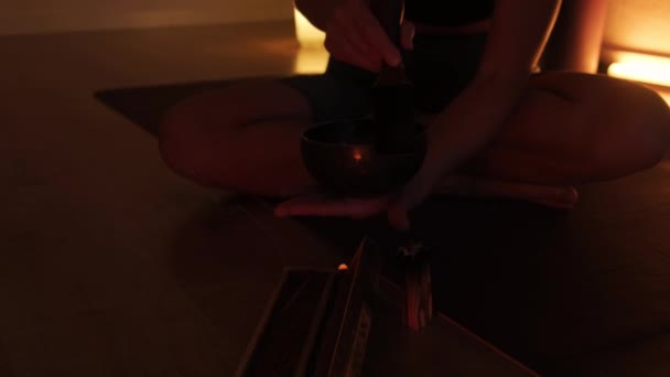 Uma Tigela Tibetana Uma Mão Meninas Fundo Escuro Com Fumaça — Vídeo de Stock