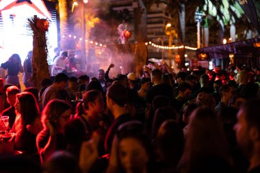 Tarragona, İspanya - 30 Ekim 2022: Birçok insanla birlikte gece diskosu.