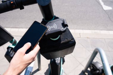 Tarragona, İspanya - 12 Haziran 2022: Elektrikli scooter kiralamak için QR kodlu direksiyon.