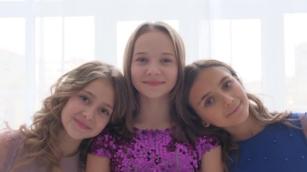 Portret Trzech Dziewczynek Uśmiechniętych Jasnym Tle — Wideo stockowe