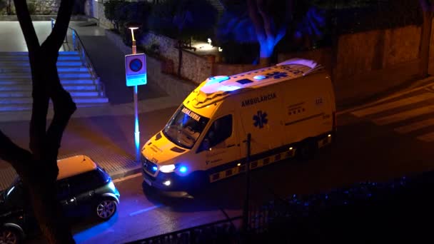 Salou Ισπανία Οκτωβρίου 2022 Ασθενοφόρο Στη Νυχτερινή Πόλη Αναβοσβήνει Μπλε — Αρχείο Βίντεο