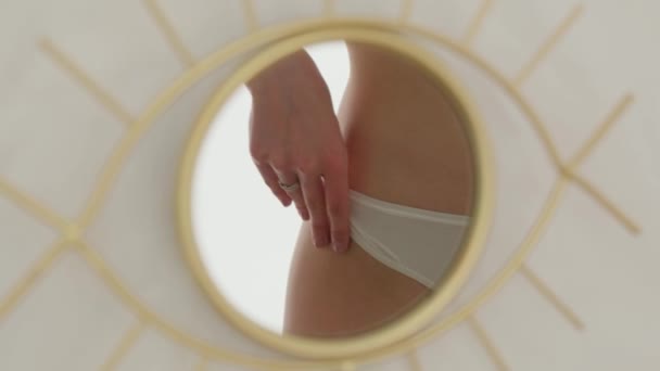 Donna Sexy Mutandine Bianche Pelle Abbronzata Isolata Bianco Cura Del — Video Stock