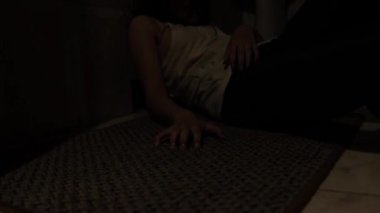 Yerde aşırı doz uyuşturucu almış bir kadın var. Ampulden yanıp sönen bir ışık.