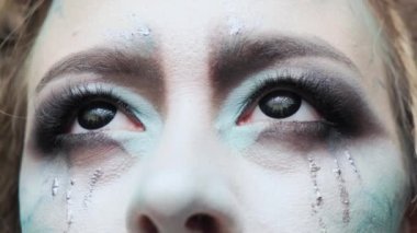 Cadılar Bayramı kızı korkutucu bir şekilde yakından bakıyor. Kontak lensler harika..