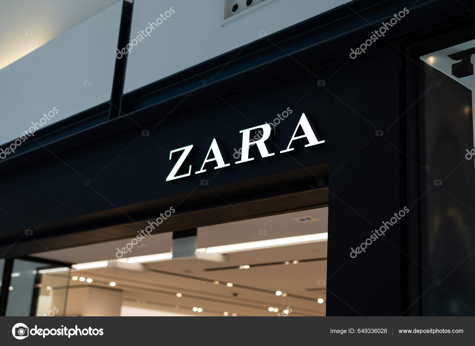 Tarragona Spain February 2023 Zara Logo Zaras Shop — Foto editorial de