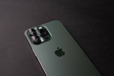 Tarragona, İspanya - 13 Mart 2022: Yeni Apple iPhone 13 Pro 'nun arka bölümü, üç lense odaklı.