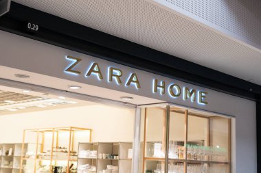 Tarragona, İspanya - 13 Mart 2022: Yeni Apple iPhone 13 Pro 'nun arka bölümü, üç lense odaklı.