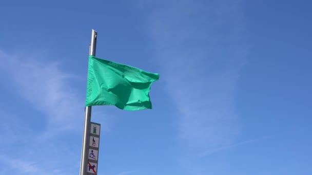 沙佩海滩特写镜头上的绿色旗帜 允许在海里游泳 平静无风不起浪的水 — 图库视频影像