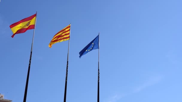 Флаги Испании Каталонии Европейского Союза Фоне Голубого Неба — стоковое видео