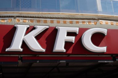 Tarragona, İspanya - 19 Nisan 2023: Fast food restoranı KFC logosu