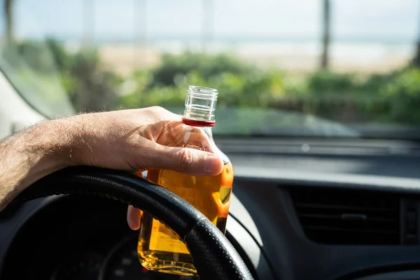Conductor Conduciendo Coche Con Una Botella Alcohol Sus Manos Cerca — Foto de Stock
