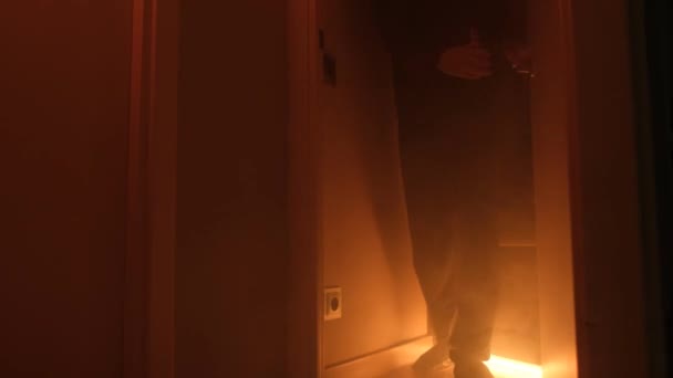 Facet Wybiega Zadymionego Pokoju Ogień Mieszkaniu Dymem Ogniem — Wideo stockowe