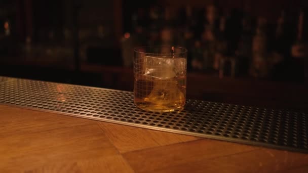 Glas Whisky Met Ijs Bar — Stockvideo